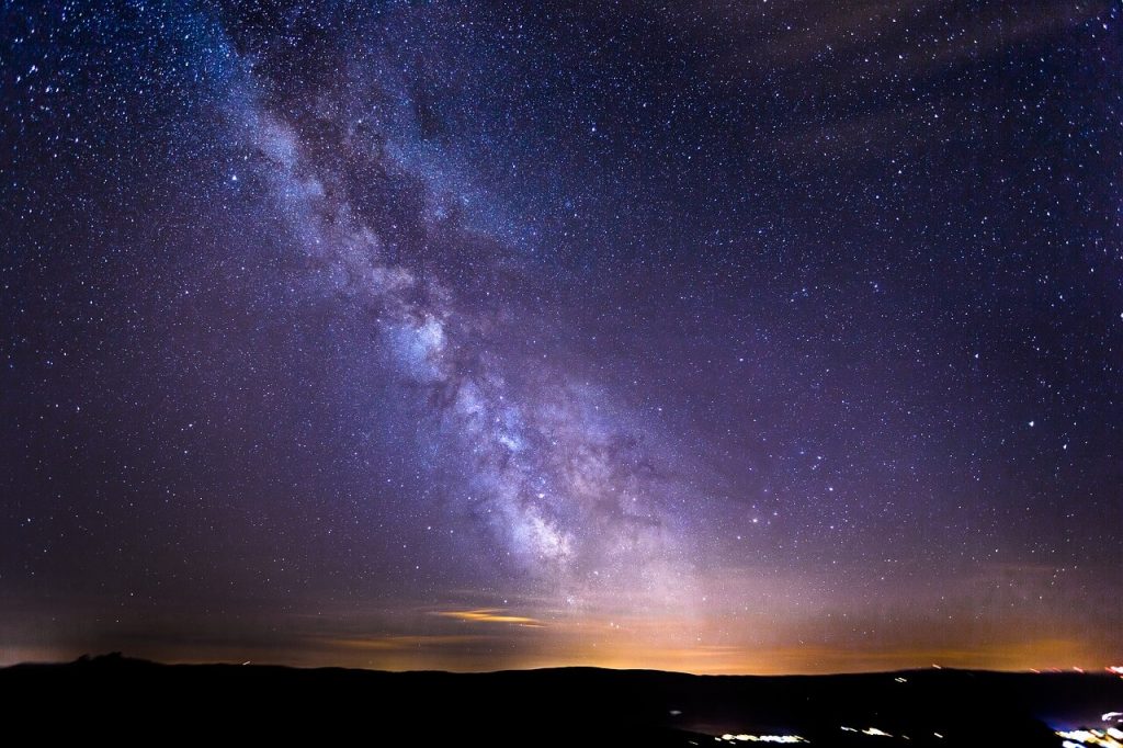 Milky Way ခေါ် နဂါးငွေ့တန်းကို ညဖက် မြင်ရပုံ
